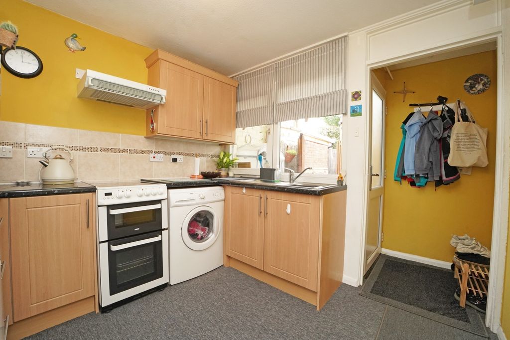Property photo 3 of 12 Kitchen