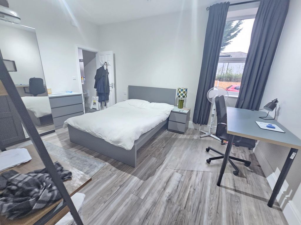 Property photo 3 of 13 A Bright And Spacious Master Bedroom Featuring A l...
