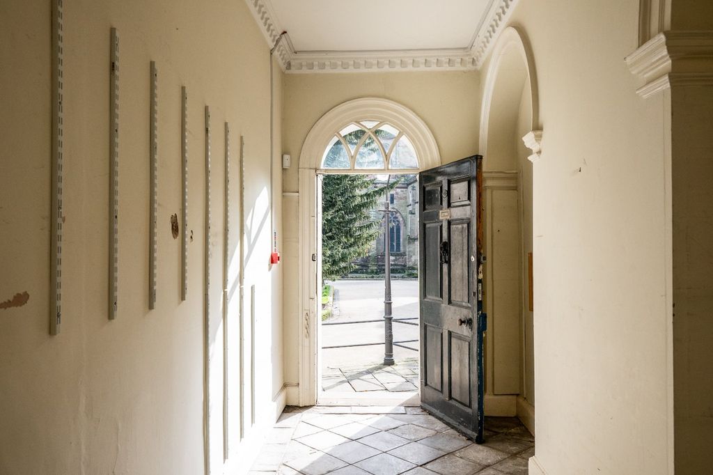 Property photo 3 of 10 Entrance