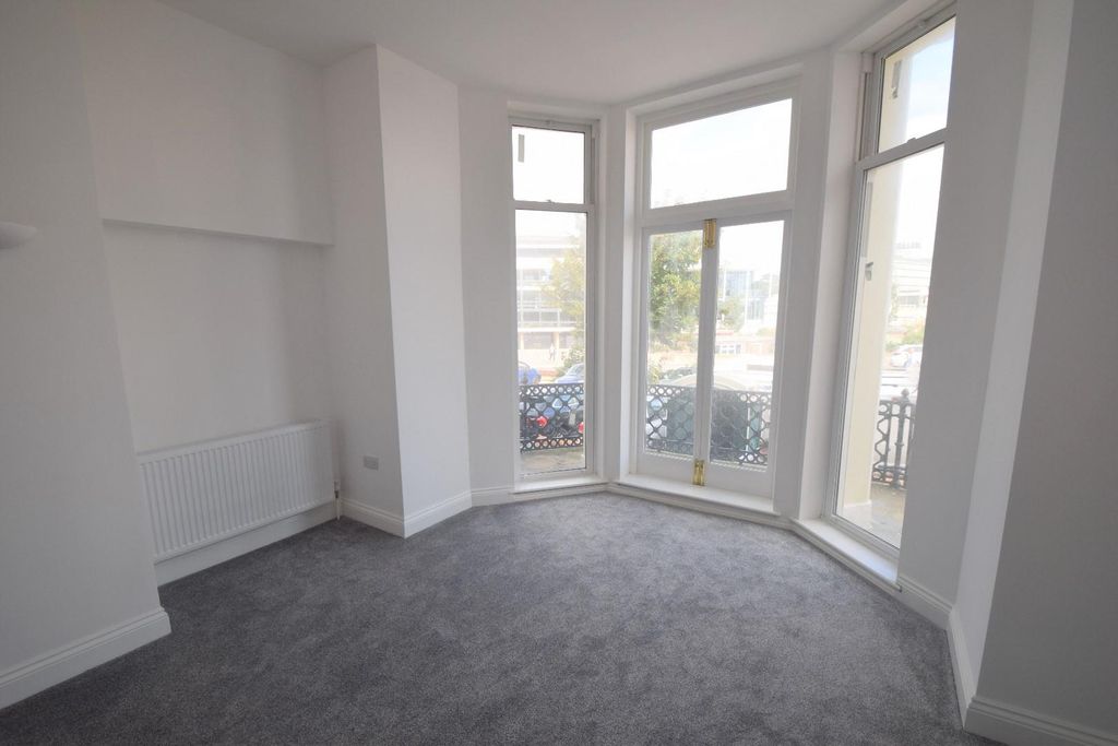 Property photo 2 of 5 2  Beauchamp Court Lounge.Jpg