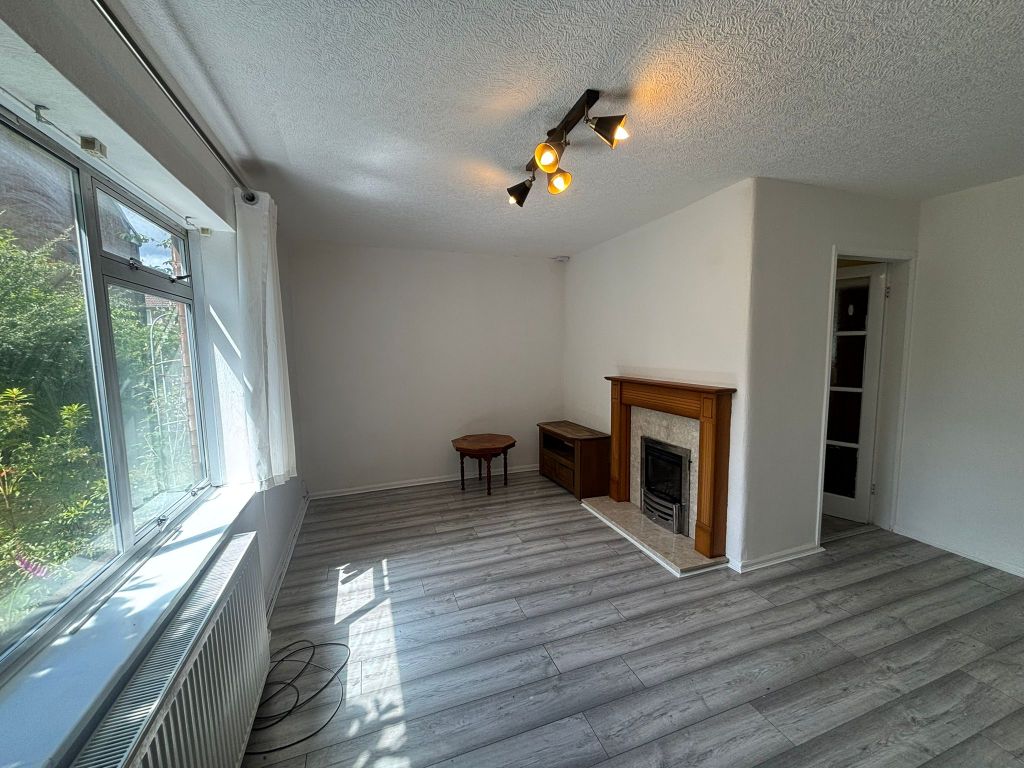 Property photo 2 of 8 Livingroom
