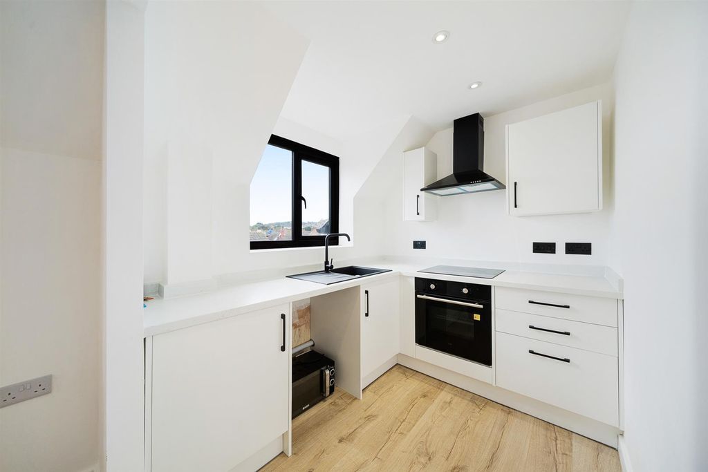 Property photo 3 of 11 Kitchen