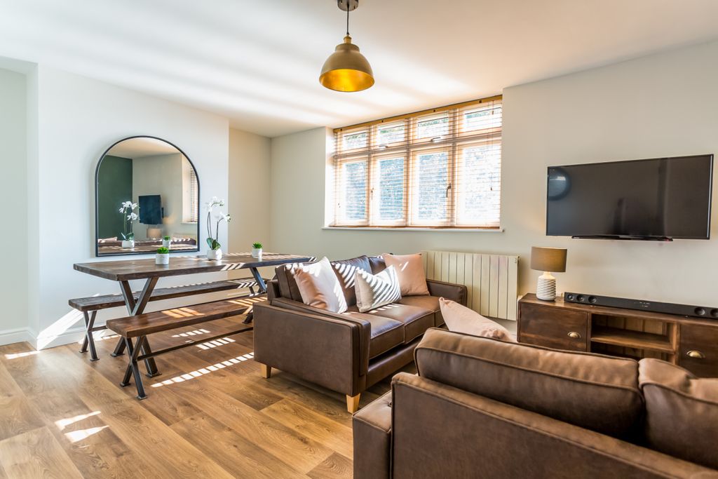 Property photo 1 of 28 St Hilds Flat 2 Living Room 1