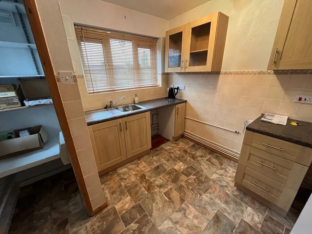 Property photo 3 of 10 Kitchen