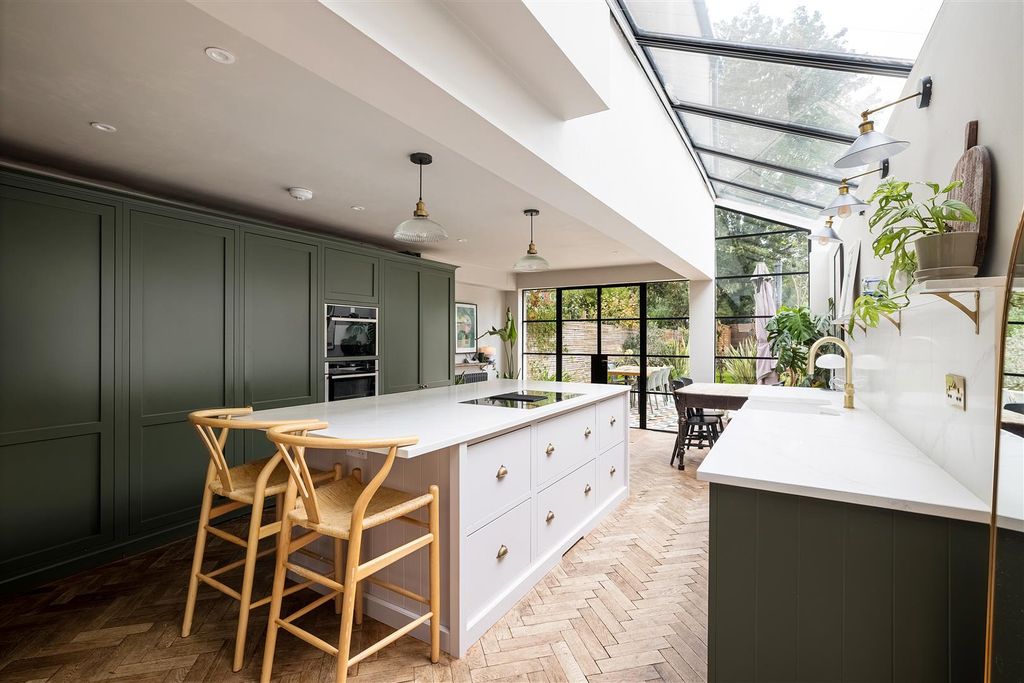 Property photo 2 of 47 Lorne Road, E7