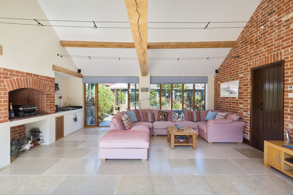 Property photo 2 of 39 Lewkenors Granary 1507260017