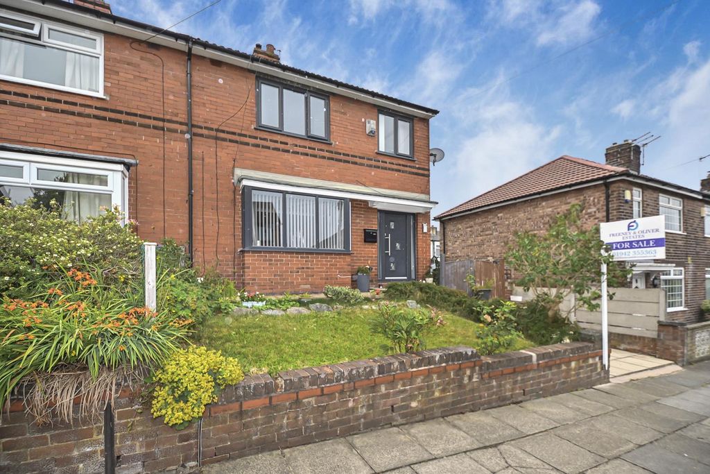 Property photo 1 of 28 18 Arundel Street, Wardley, Manchester, Lancashire