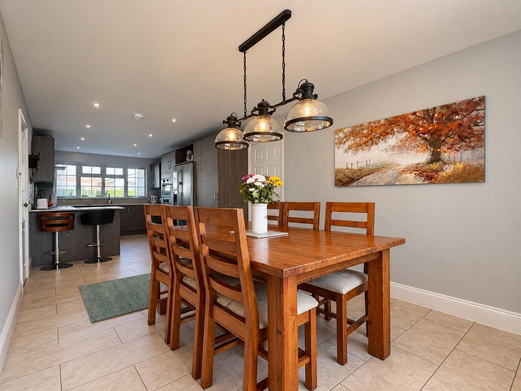 Property photo 2 of 31 Impressive Dining Kitchen