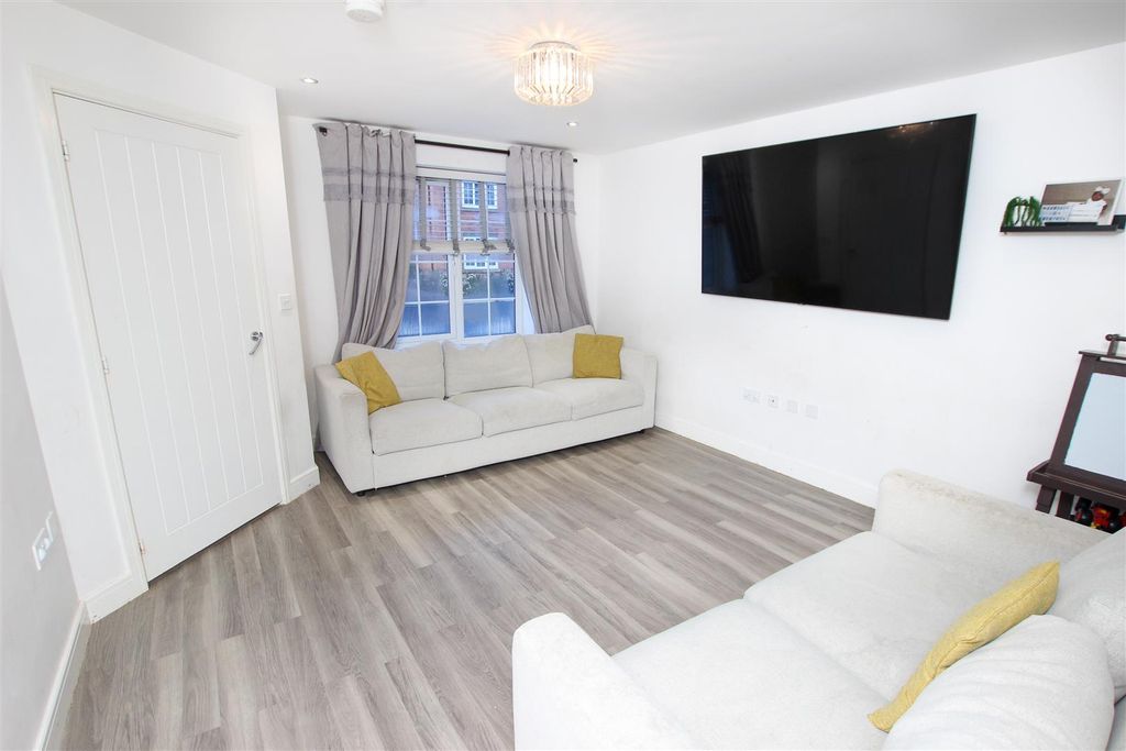 Property photo 2 of 19 Lounge