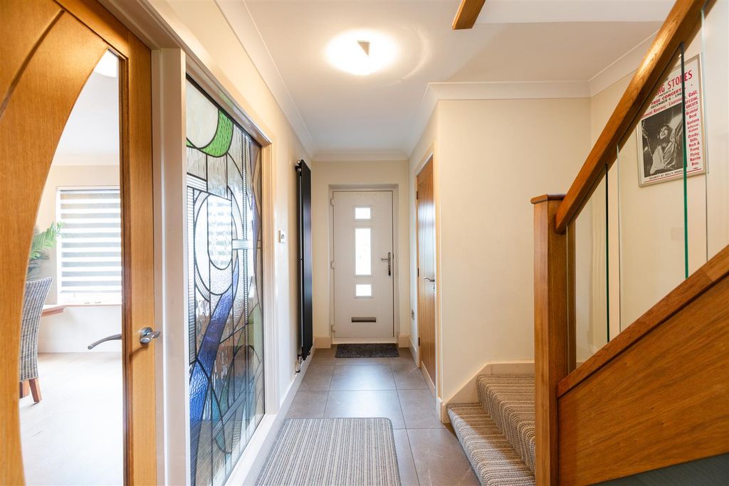 Property photo 3 of 36 Entrnce Hall