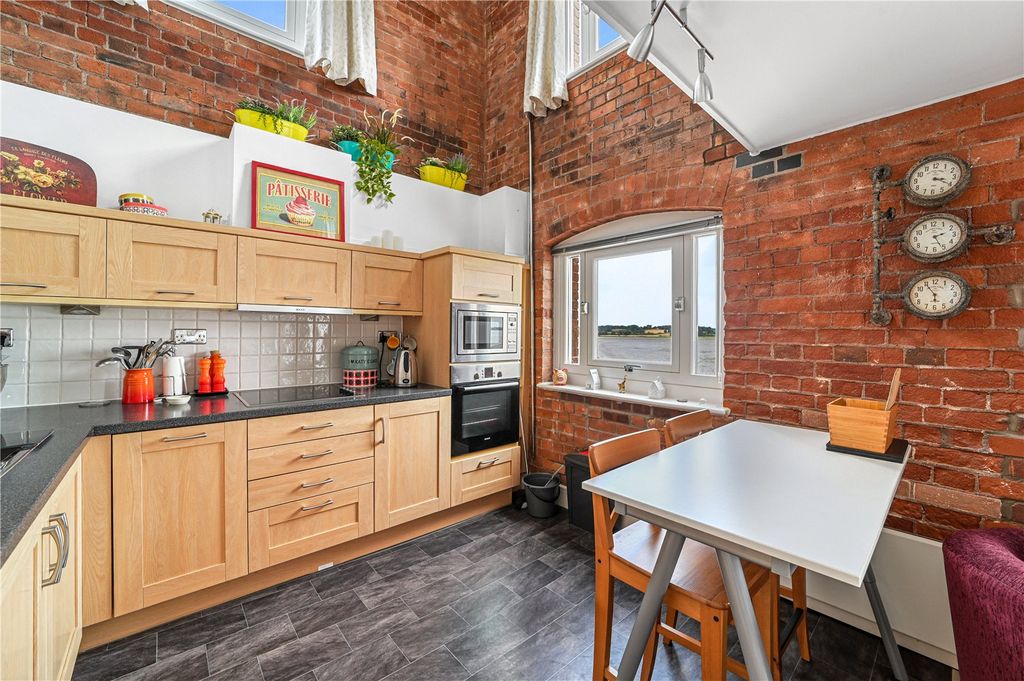 Property photo 3 of 14 Kitchen