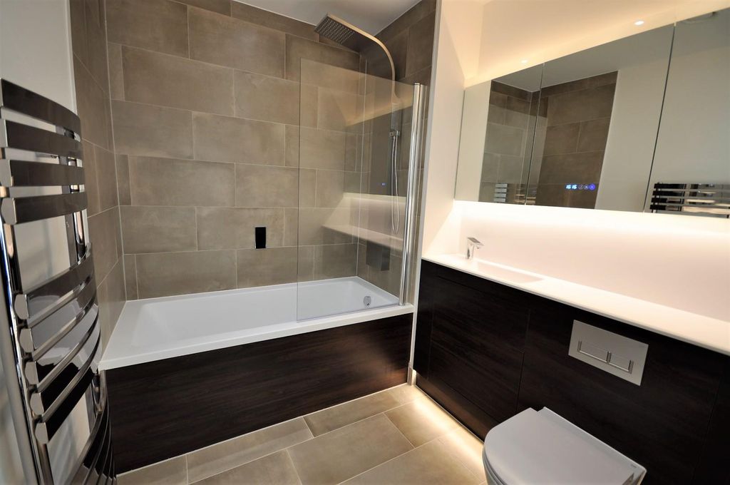 Property photo 3 of 9 Bathroom