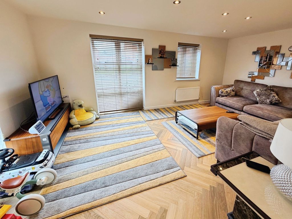 Property photo 3 of 12 Lounge