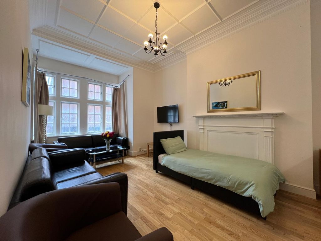 Property photo 1 of 9 Reception With Extra Bed