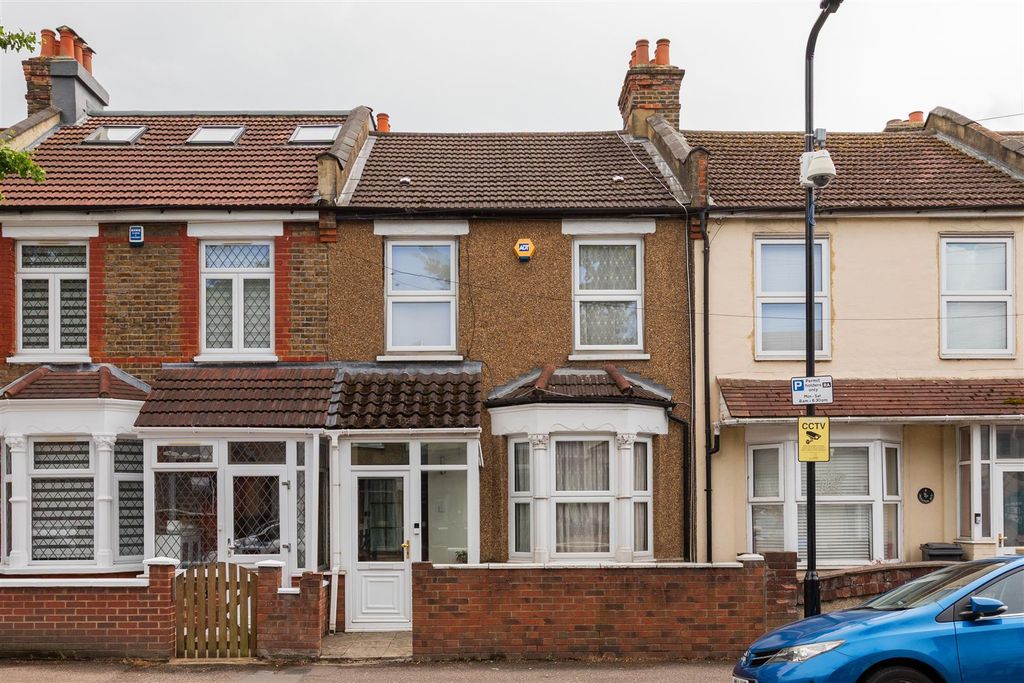Property photo 1 of 26 Royston Avenue, E4