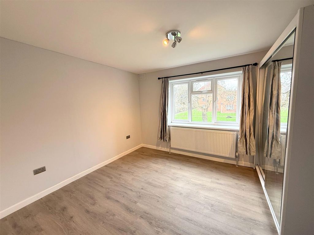 Property photo 3 of 7 Bed 1.Jpeg