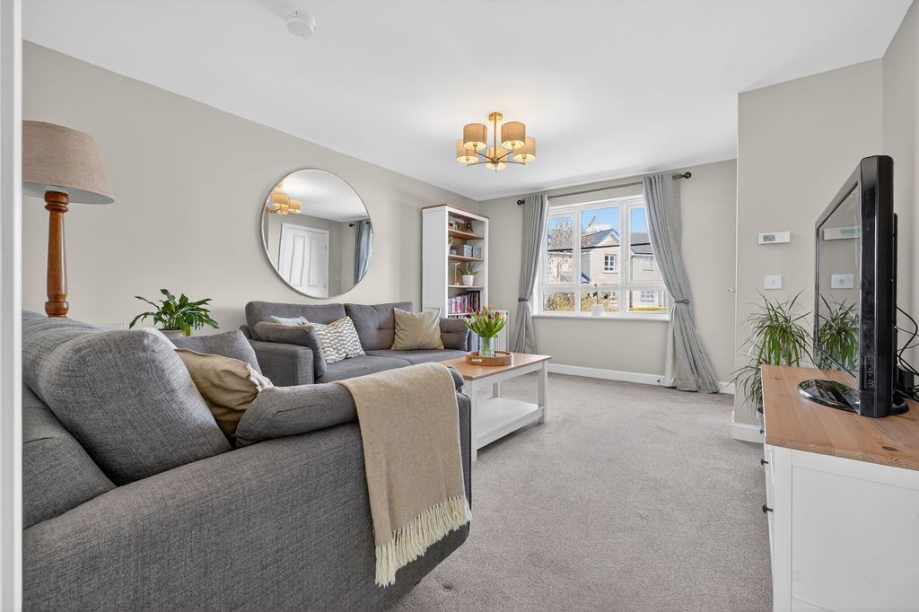 Property photo 2 of 25