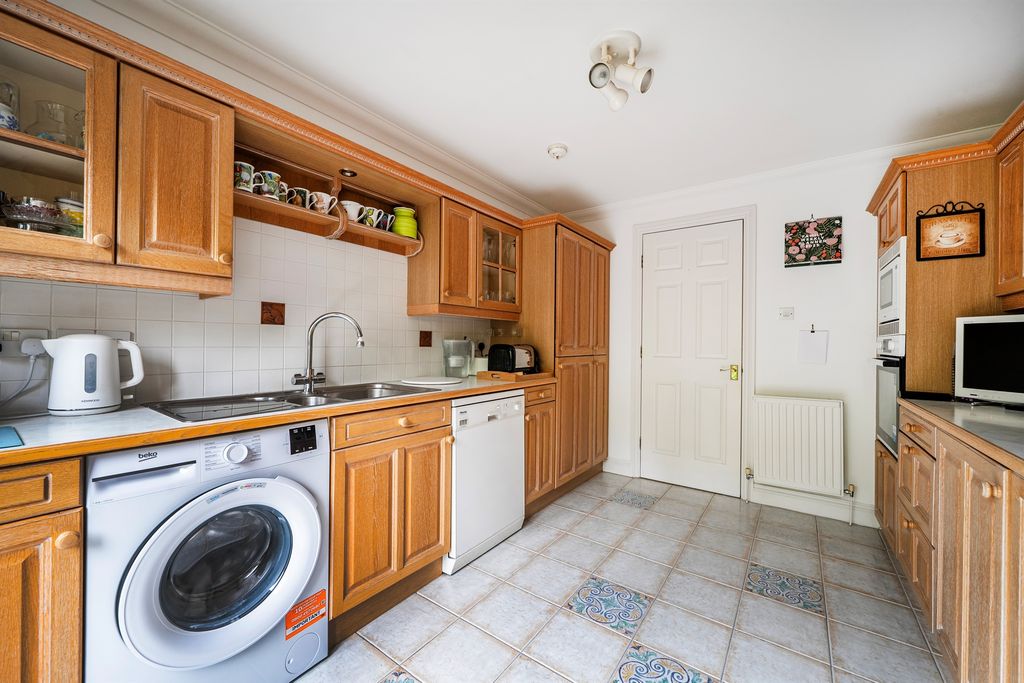 Additional image 6 of 2 bed flat for saleDerek Road, Maidenhead SL6