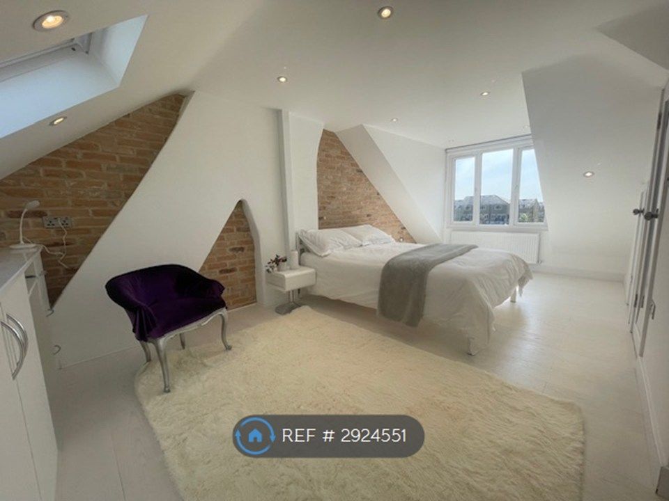Property photo 1 of 4 Large, Modern, Stylish Ensuite Loft Room