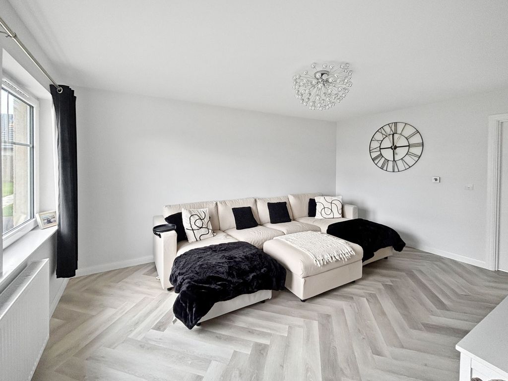 Property photo 2 of 32