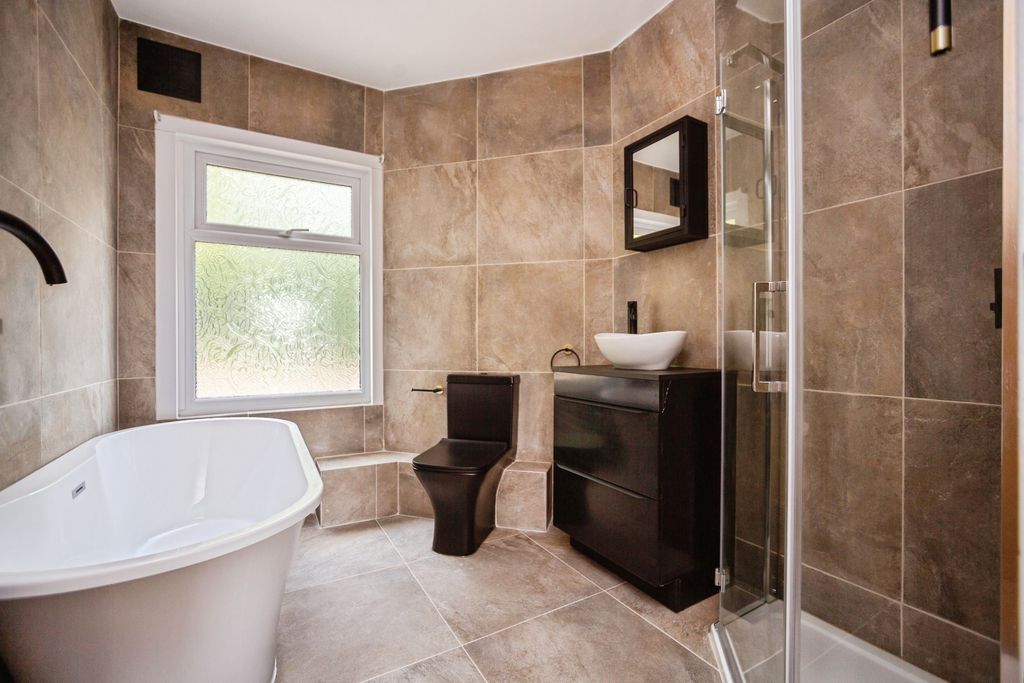 Property photo 2 of 16 Bathroom