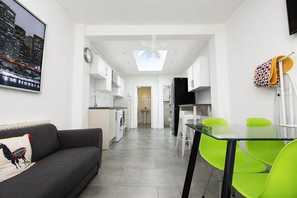 Property photo 1 of 11 Approach