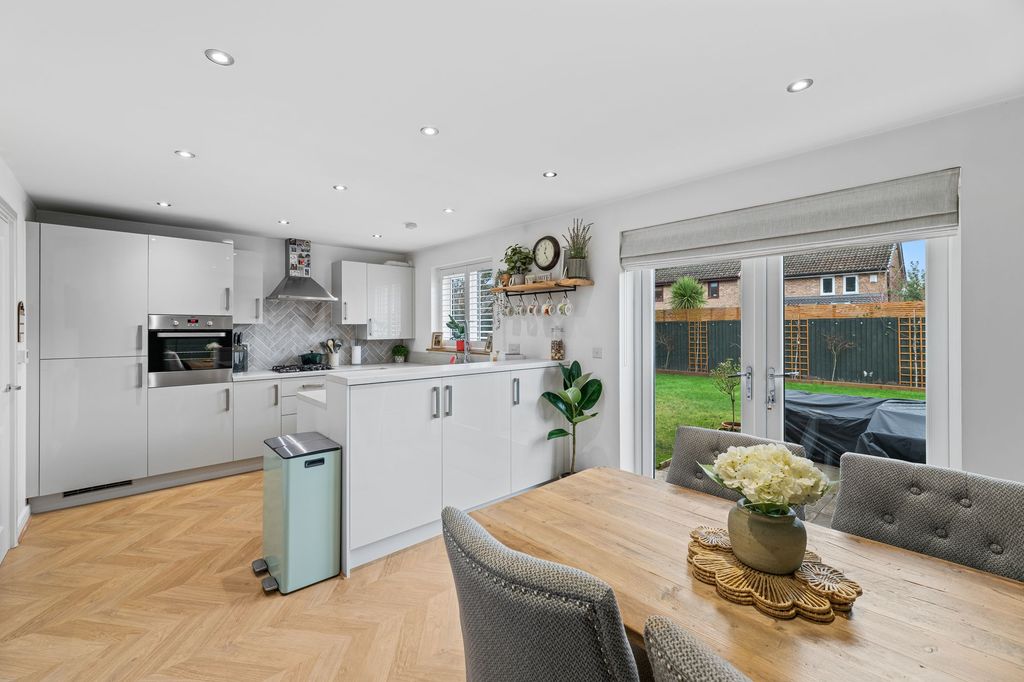 Property photo 2 of 20 Kitchen / Dining Area