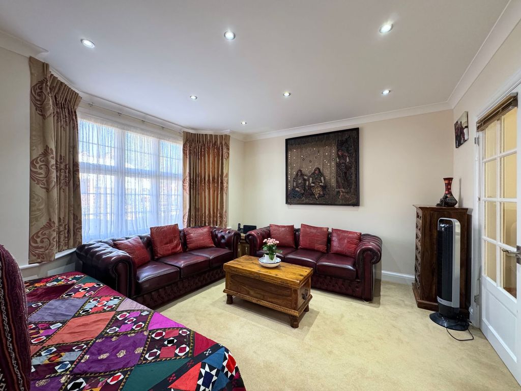 Property photo 3 of 24 Lounge