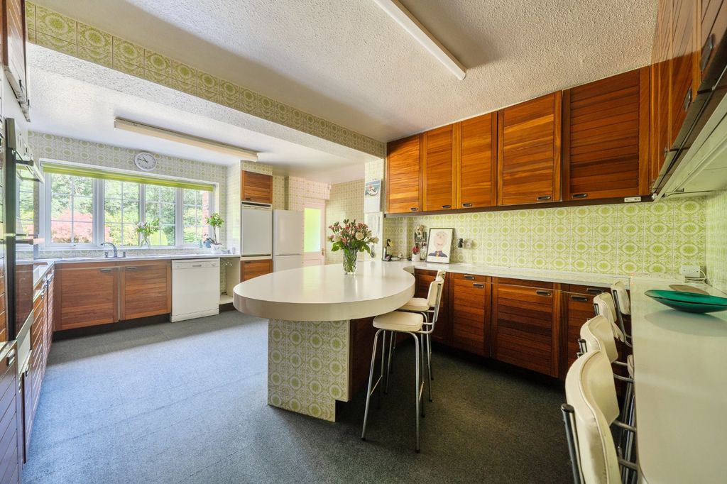 Property photo 3 of 23 Kitchen