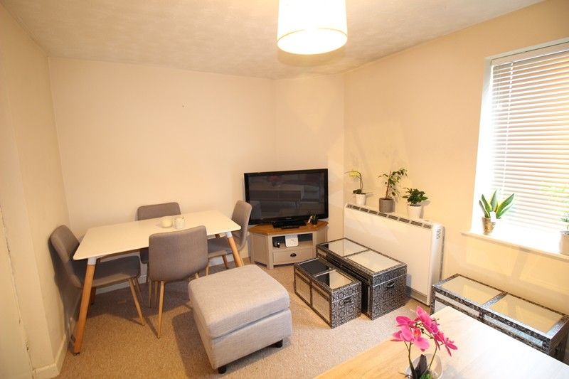 Property photo 3 of 8 Lounge (3)