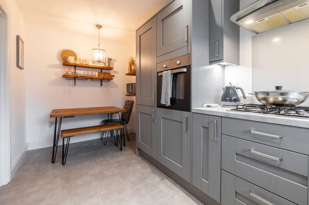 Property photo 3 of 28