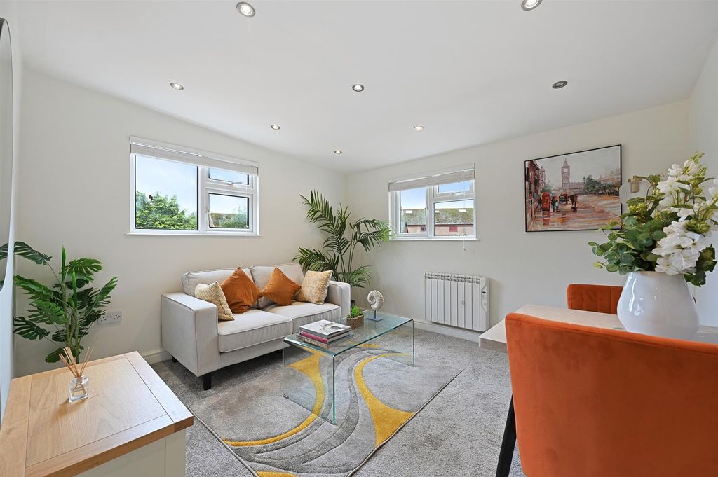 Property photo 1 of 6 Lounge(2)