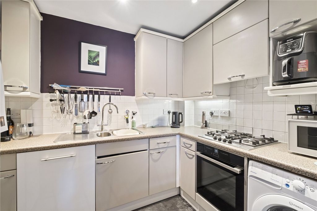 Property photo 3 of 8 Kitchen