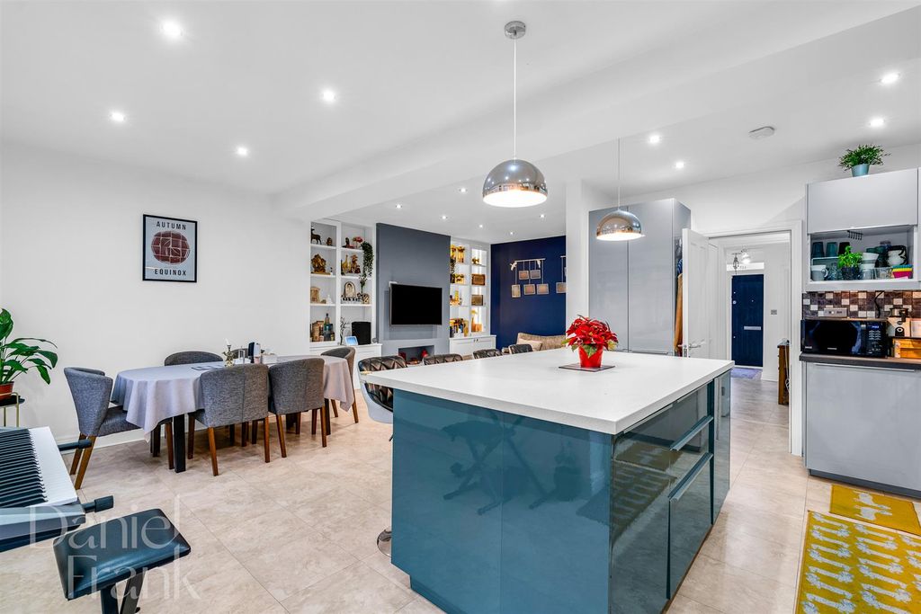 Property photo 2 of 25