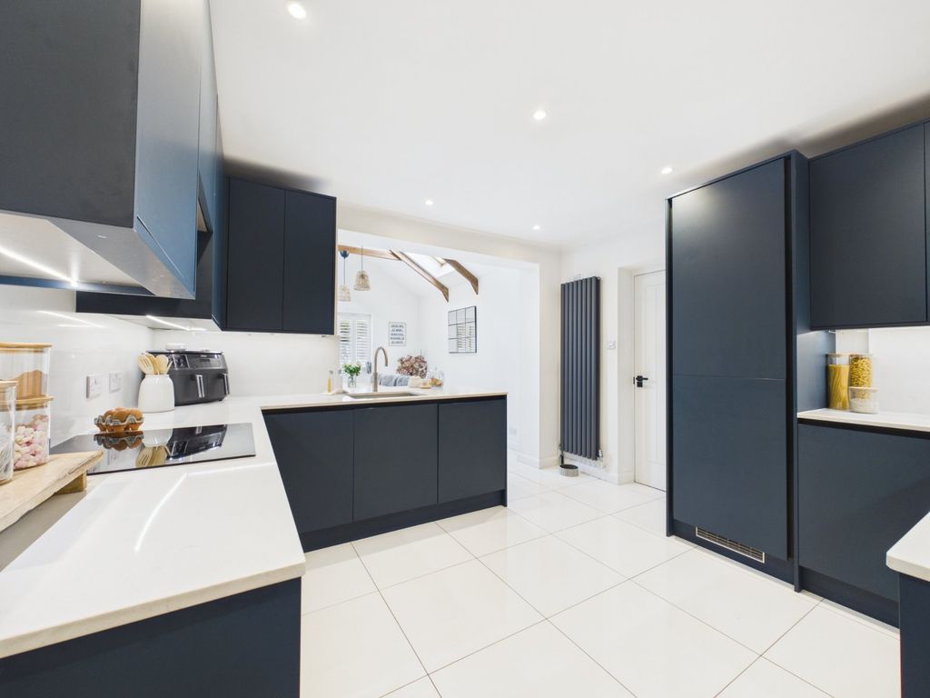 Property photo 3 of 17 Kitchen