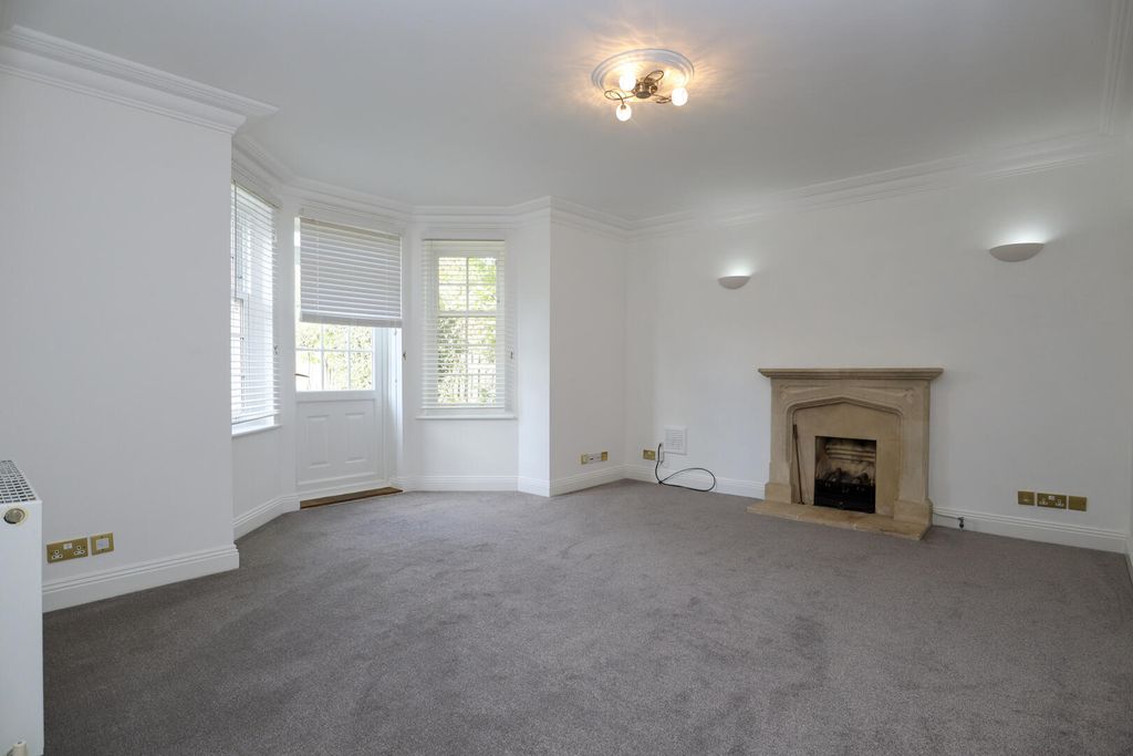 Property photo 3 of 17 Living Room