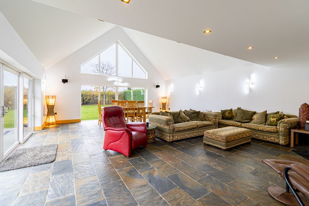 Property photo 3 of 60 4087996