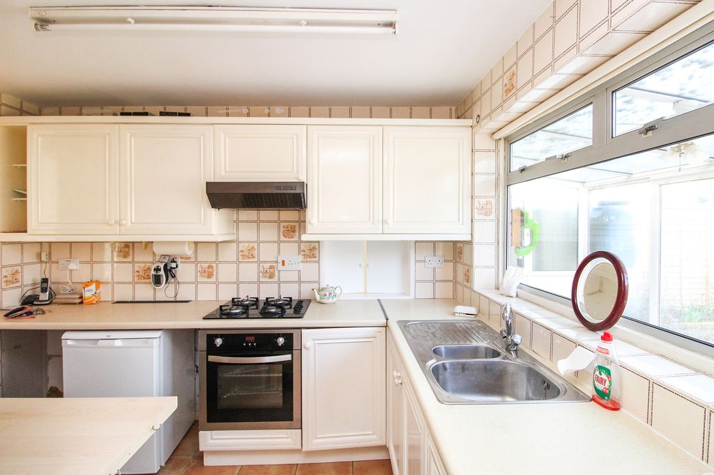 Property photo 3 of 12 Kitchen