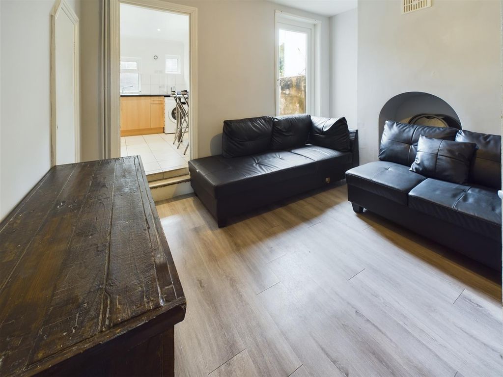 Property photo 2 of 12 Cam02534G0-Pr0418-Still002.Jpg