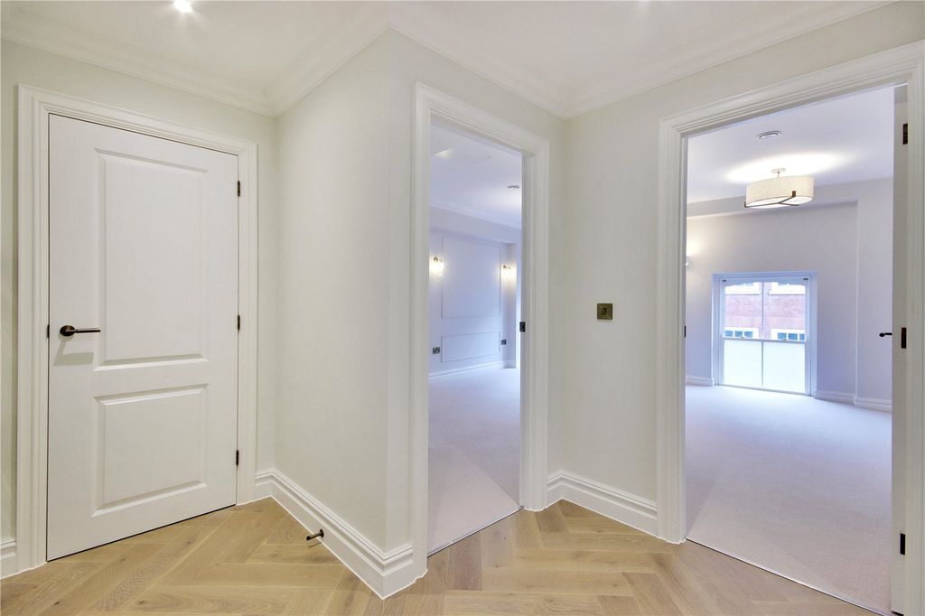 Property photo 3 of 9 Apt 5 Hallway