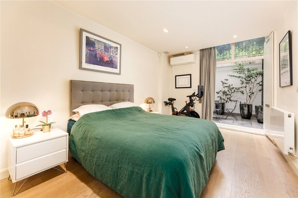 Property photo 2 of 11 Principal Bedroom