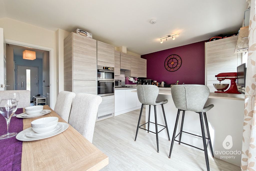 Property photo 2 of 18 5153383