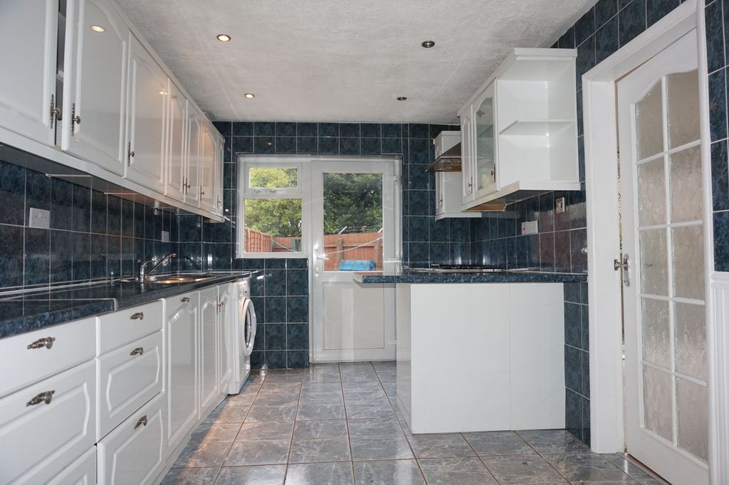 Property photo 3 of 8 Kitchen