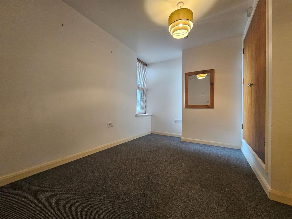 Property photo 1 of 5 Bedroom.Jpg