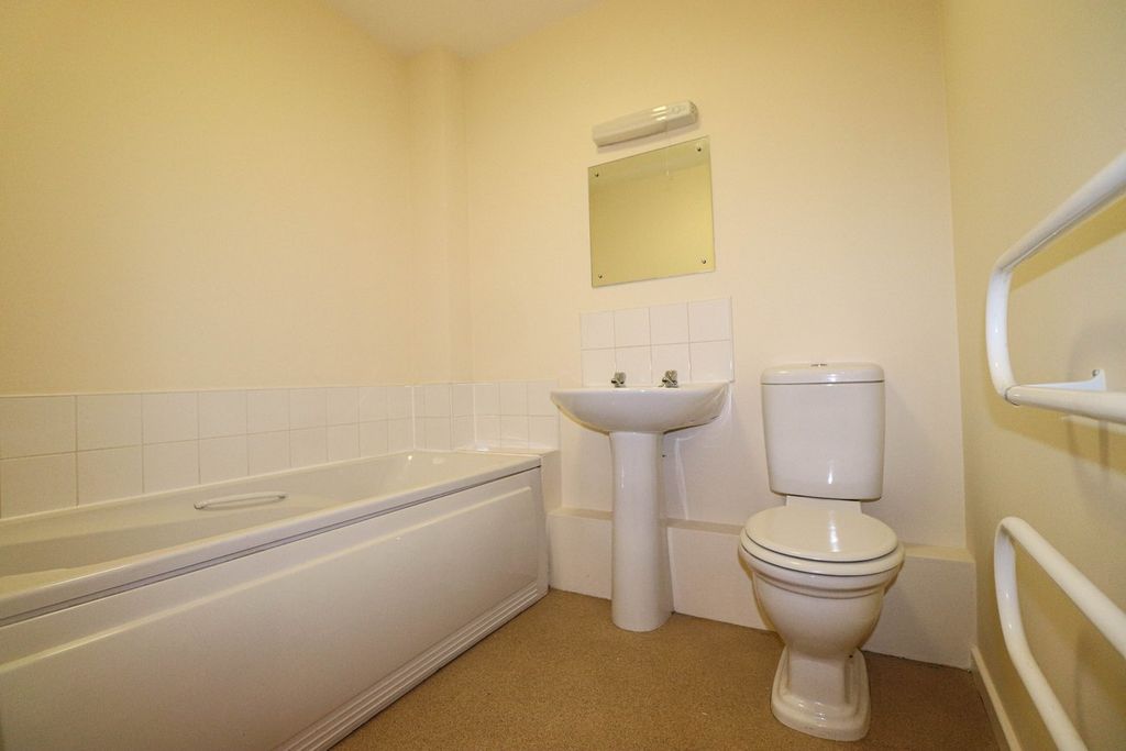 Property photo 3 of 12 Bathroom
