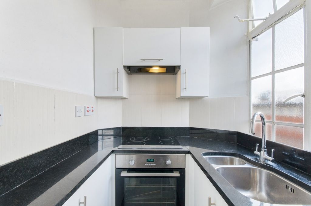 Property photo 3 of 7 Kitchen