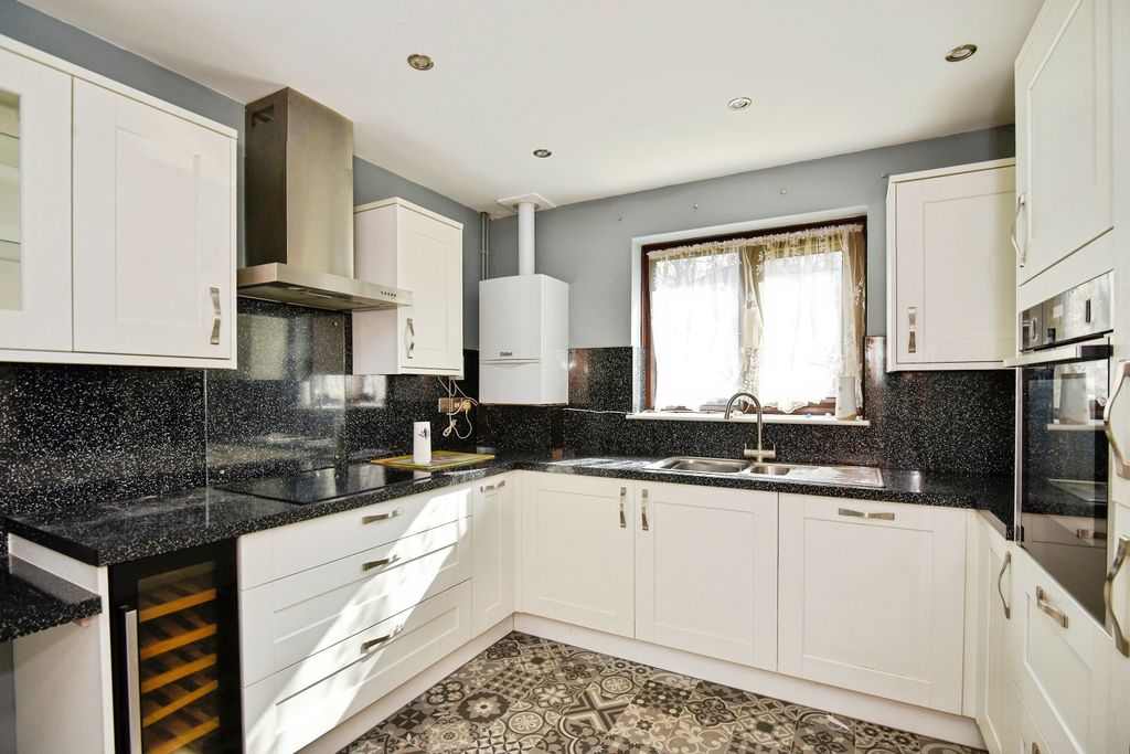 Property photo 2 of 10 Kitchen