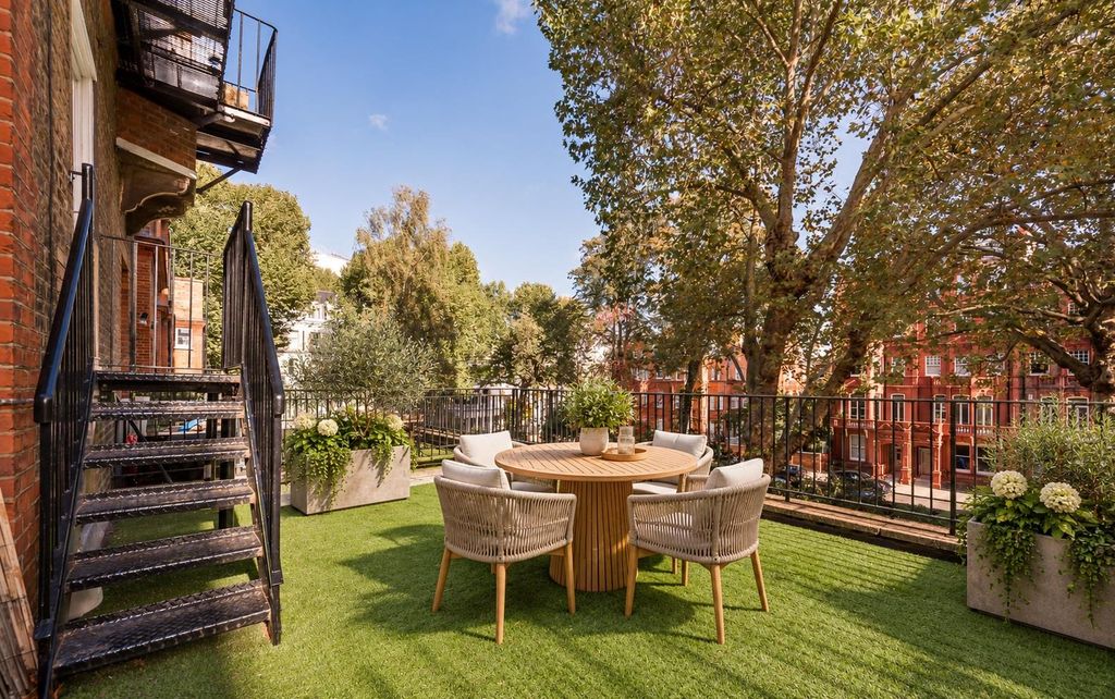 Property photo 3 of 12 Sunny Urban Terrace Dining Retreat.Jpg