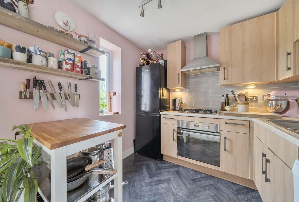 Property photo 2 of 12 1470131-7-6A23066...