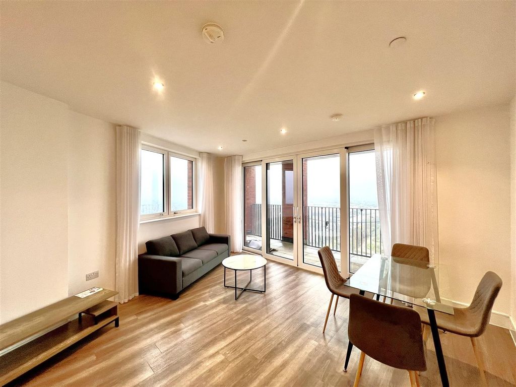 Property photo 3 of 8 Lounge